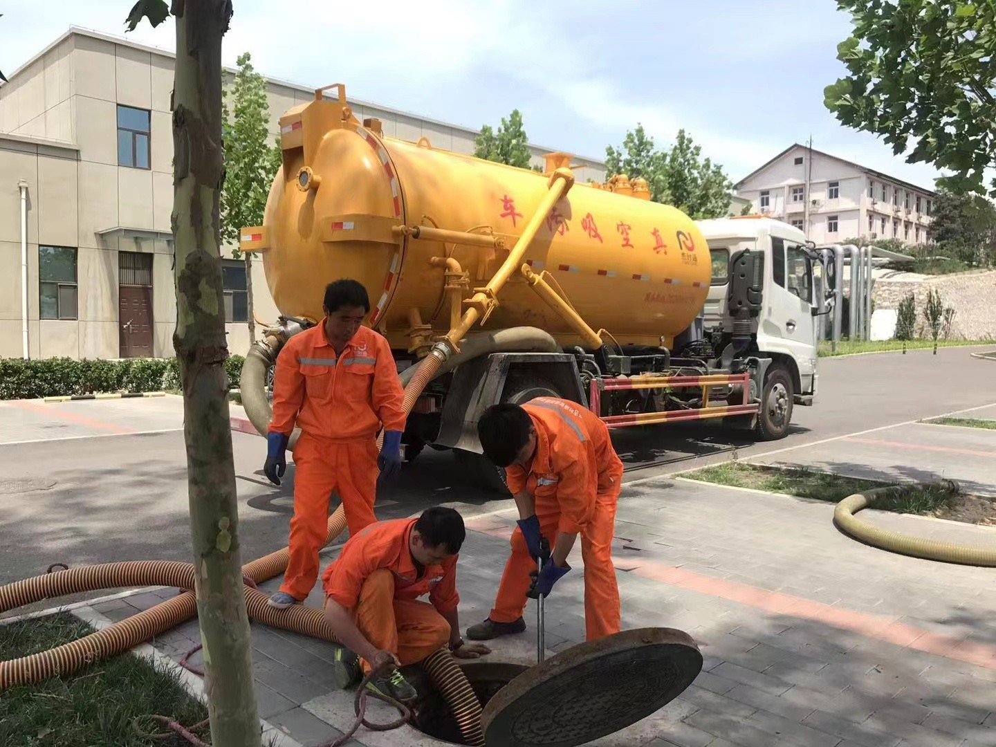 潜江经济开发区管道疏通车停在窨井附近